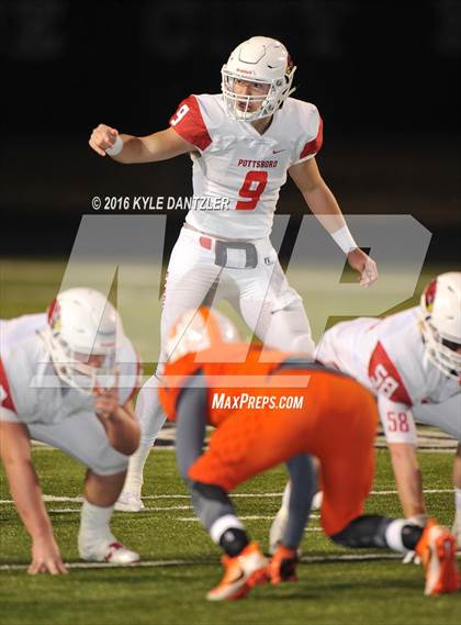 Thumbnail 2 in Mineola vs. Pottsboro (UIL 3A Division 1 Region 2 Final) photogallery.