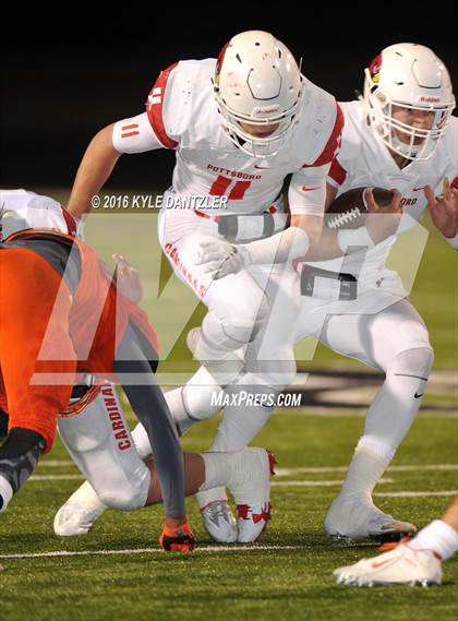 Thumbnail 1 in Mineola vs. Pottsboro (UIL 3A Division 1 Region 2 Final) photogallery.