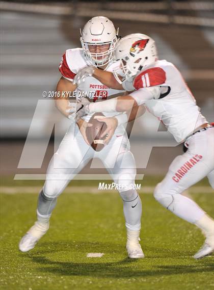 Thumbnail 1 in Mineola vs. Pottsboro (UIL 3A Division 1 Region 2 Final) photogallery.