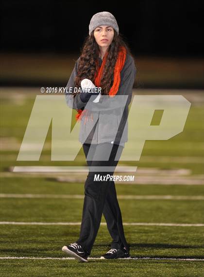 Thumbnail 3 in Mineola vs. Pottsboro (UIL 3A Division 1 Region 2 Final) photogallery.