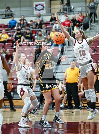 Thumbnail 2 in Morrilton vs Prairie Grove (AAA 4A-North Regional first round) photogallery.