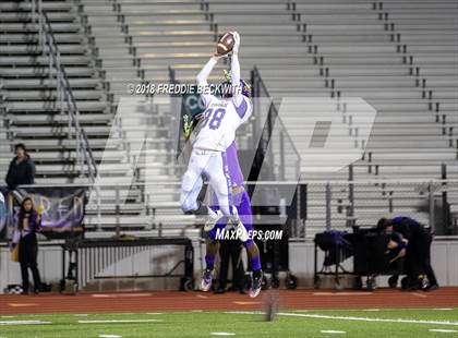 Thumbnail 1 in Bonham vs. Eustace (UIL 3A D1 Bi-District Playoff) photogallery.