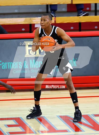 Thumbnail 3 in Servite vs. Fairmont Prep (Mater Dei Extravaganza) photogallery.