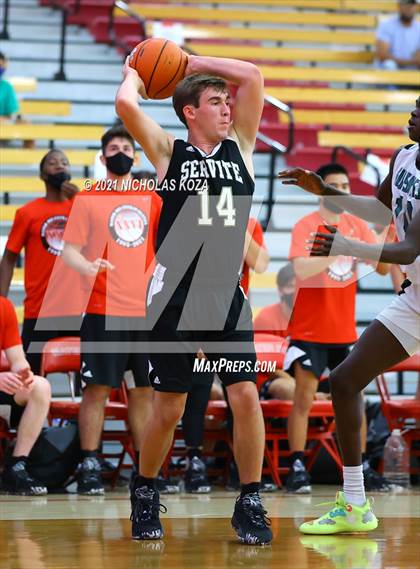 Thumbnail 2 in Servite vs. Fairmont Prep (Mater Dei Extravaganza) photogallery.