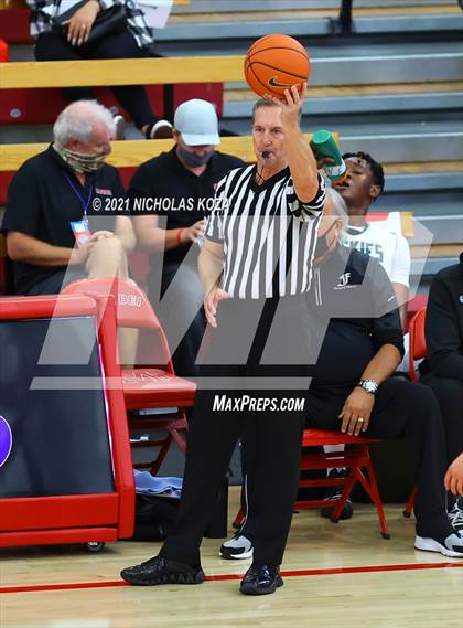 Thumbnail 2 in Servite vs. Fairmont Prep (Mater Dei Extravaganza) photogallery.