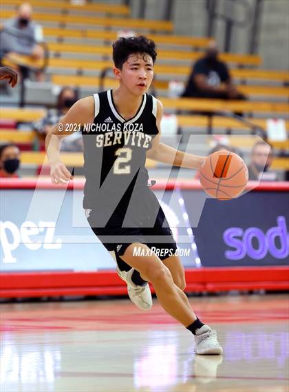 Thumbnail 2 in Servite vs. Fairmont Prep (Mater Dei Extravaganza) photogallery.
