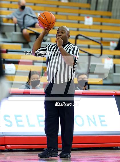 Thumbnail 3 in Servite vs. Fairmont Prep (Mater Dei Extravaganza) photogallery.