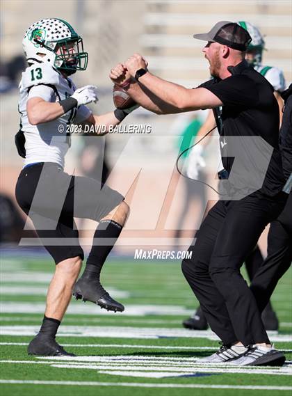Thumbnail 1 in DeSoto vs. Southlake Carroll (UIL 6A D2 Semifinal Playoff) photogallery.