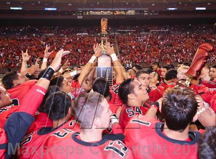 Thumbnail 2 in Kahuku vs. Punahou (HHSAA D1 Final) photogallery.