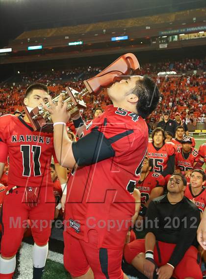 Thumbnail 2 in Kahuku vs. Punahou (HHSAA D1 Final) photogallery.