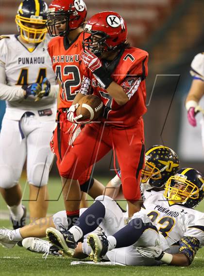 Thumbnail 3 in Kahuku vs. Punahou (HHSAA D1 Final) photogallery.