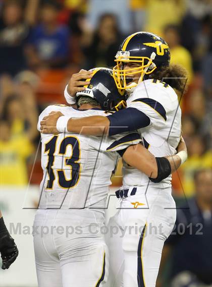 Thumbnail 2 in Kahuku vs. Punahou (HHSAA D1 Final) photogallery.