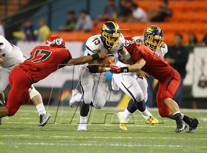 Thumbnail 3 in Kahuku vs. Punahou (HHSAA D1 Final) photogallery.