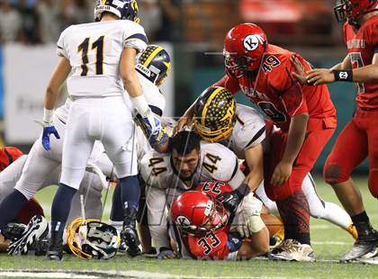 Thumbnail 3 in Kahuku vs. Punahou (HHSAA D1 Final) photogallery.