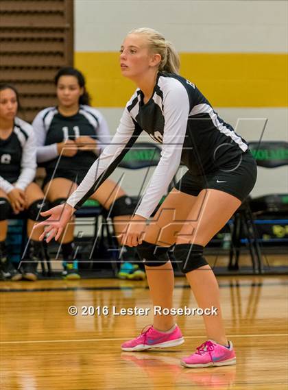 Thumbnail 1 in East Central vs Holmes Freshman photogallery.