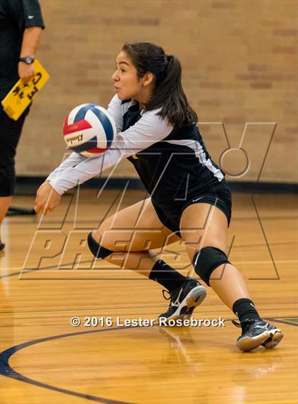 Thumbnail 2 in East Central vs Holmes Freshman photogallery.