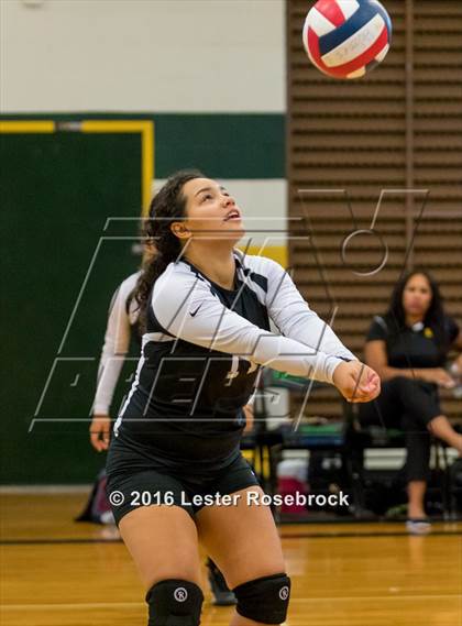 Thumbnail 2 in East Central vs Holmes Freshman photogallery.