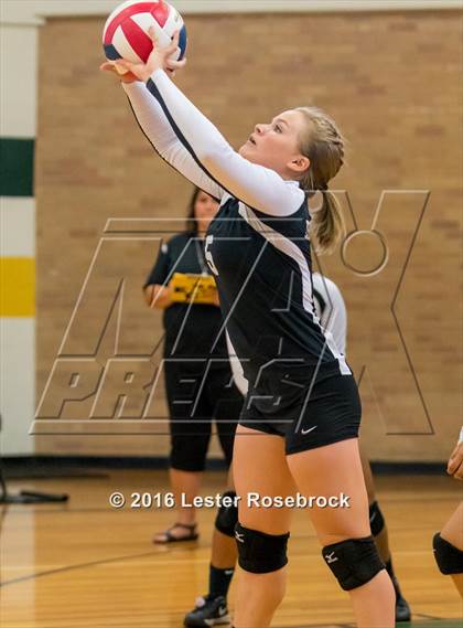 Thumbnail 1 in East Central vs Holmes Freshman photogallery.