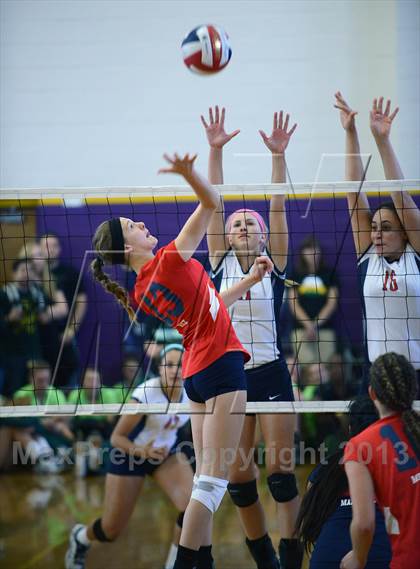 Thumbnail 3 in Redondo Union vs. Sacred Heart (Durango Fall Classic) photogallery.