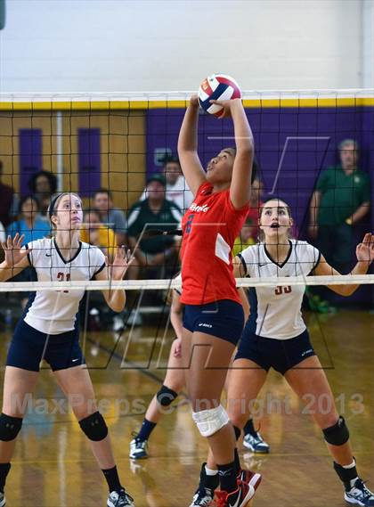 Thumbnail 2 in Redondo Union vs. Sacred Heart (Durango Fall Classic) photogallery.