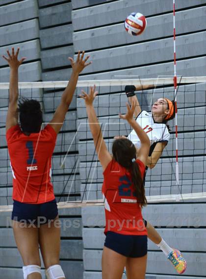 Thumbnail 2 in Redondo Union vs. Sacred Heart (Durango Fall Classic) photogallery.