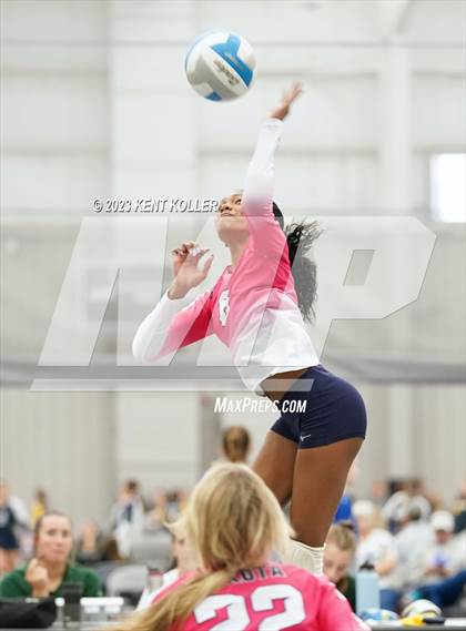 Thumbnail 2 in West Bloomfield vs. Dakota (Beast of the East) photogallery.
