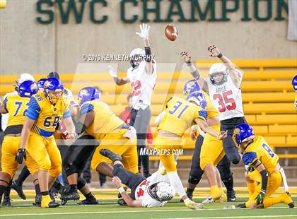Thumbnail 3 in La Vega vs Argyle (UIL 4A Quarterfinal Playoff) photogallery.