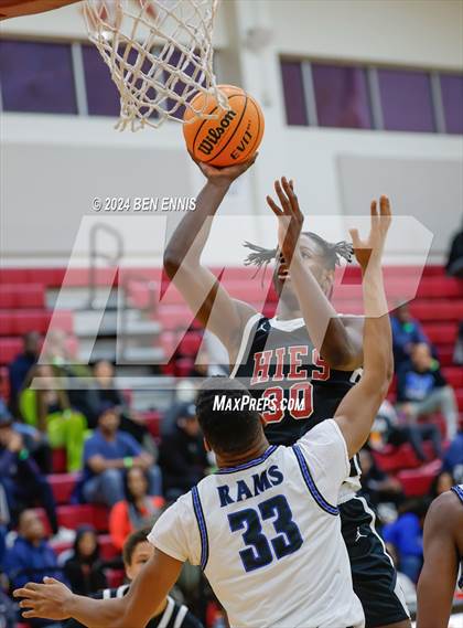 Thumbnail 3 in Newton vs. Holy Innocents Episcopal (Hard in the Paint) photogallery.
