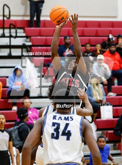 Thumbnail 2 in Newton vs. Holy Innocents Episcopal (Hard in the Paint) photogallery.