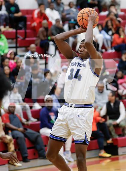 Thumbnail 2 in Newton vs. Holy Innocents Episcopal (Hard in the Paint) photogallery.