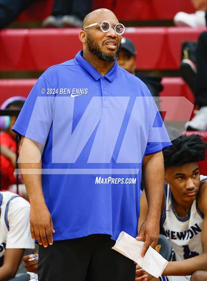 Thumbnail 2 in Newton vs. Holy Innocents Episcopal (Hard in the Paint) photogallery.