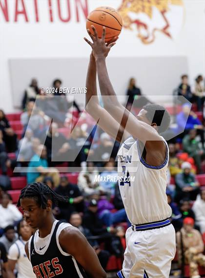 Thumbnail 1 in Newton vs. Holy Innocents Episcopal (Hard in the Paint) photogallery.