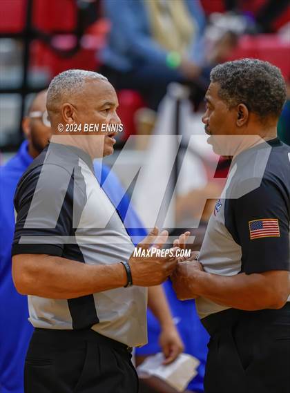 Thumbnail 3 in Newton vs. Holy Innocents Episcopal (Hard in the Paint) photogallery.