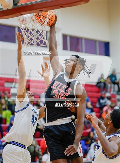 Thumbnail 1 in Newton vs. Holy Innocents Episcopal (Hard in the Paint) photogallery.