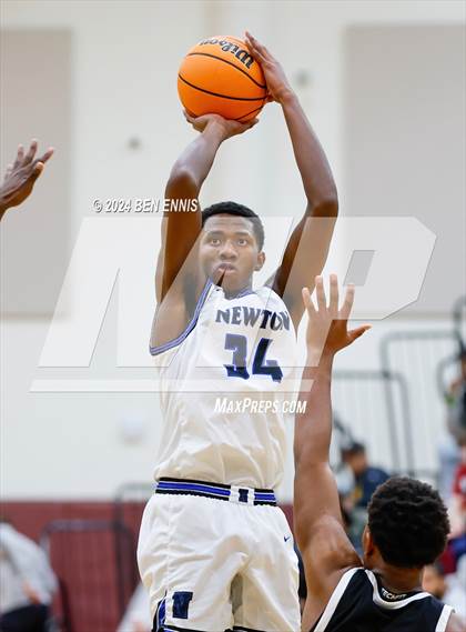Thumbnail 2 in Newton vs. Holy Innocents Episcopal (Hard in the Paint) photogallery.