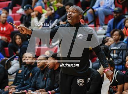 Thumbnail 2 in Newton vs. Holy Innocents Episcopal (Hard in the Paint) photogallery.