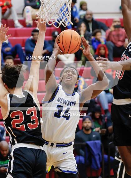 Thumbnail 3 in Newton vs. Holy Innocents Episcopal (Hard in the Paint) photogallery.