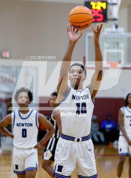 Thumbnail 2 in Newton vs. Holy Innocents Episcopal (Hard in the Paint) photogallery.