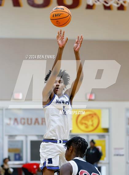 Thumbnail 3 in Newton vs. Holy Innocents Episcopal (Hard in the Paint) photogallery.