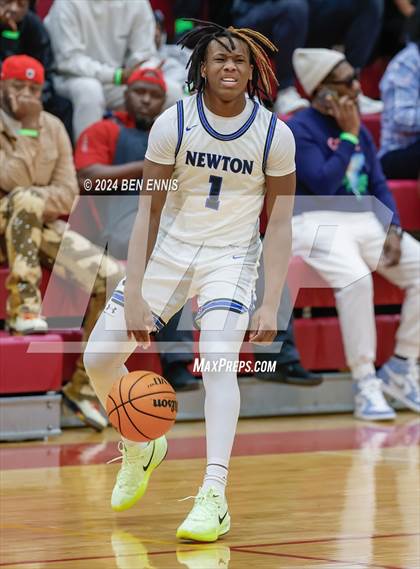 Thumbnail 2 in Newton vs. Holy Innocents Episcopal (Hard in the Paint) photogallery.