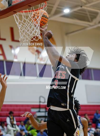 Thumbnail 2 in Newton vs. Holy Innocents Episcopal (Hard in the Paint) photogallery.