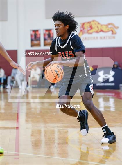 Thumbnail 1 in Newton vs. Holy Innocents Episcopal (Hard in the Paint) photogallery.