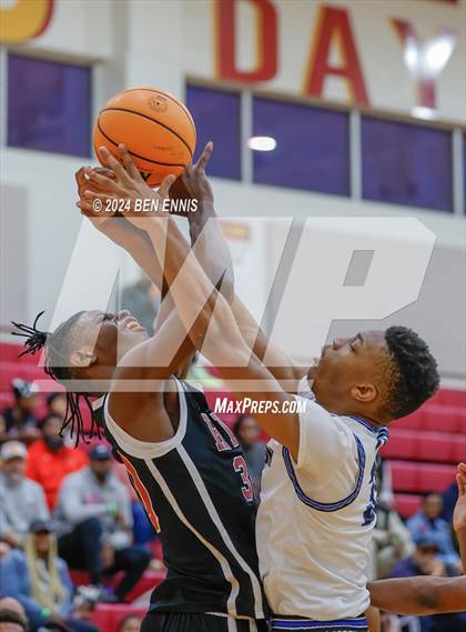 Thumbnail 2 in Newton vs. Holy Innocents Episcopal (Hard in the Paint) photogallery.