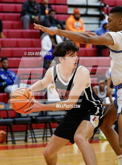 Thumbnail 3 in Newton vs. Holy Innocents Episcopal (Hard in the Paint) photogallery.