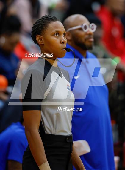 Thumbnail 3 in Newton vs. Holy Innocents Episcopal (Hard in the Paint) photogallery.