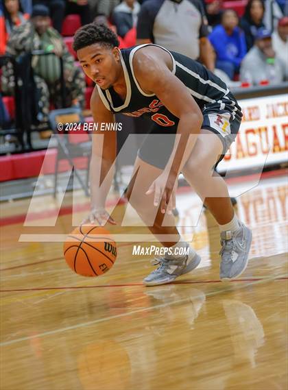 Thumbnail 1 in Newton vs. Holy Innocents Episcopal (Hard in the Paint) photogallery.