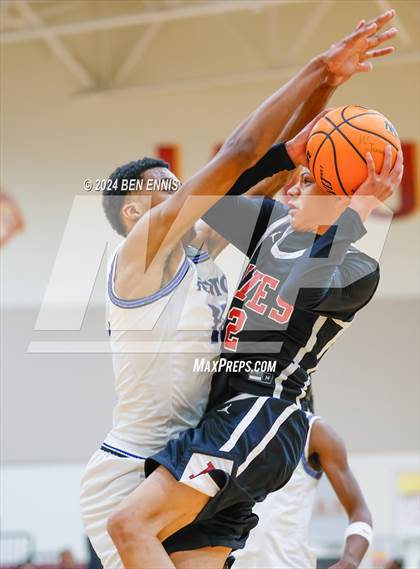 Thumbnail 3 in Newton vs. Holy Innocents Episcopal (Hard in the Paint) photogallery.