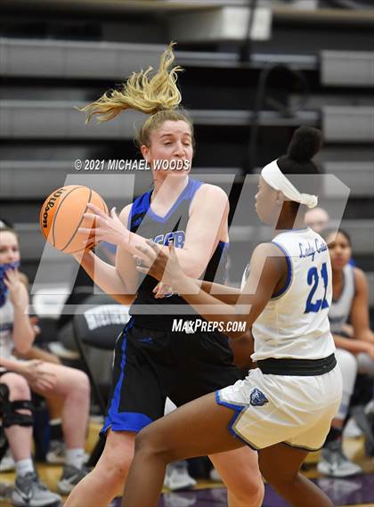 Thumbnail 3 in Conway vs. Rogers (AAA 6A Second Round Playoff) photogallery.