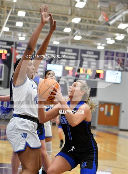 Thumbnail 3 in Conway vs. Rogers (AAA 6A Second Round Playoff) photogallery.
