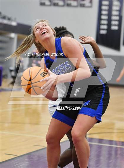 Thumbnail 3 in Conway vs. Rogers (AAA 6A Second Round Playoff) photogallery.